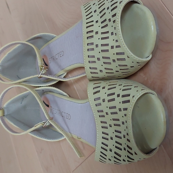 Yellow Open Toe Flats Sandals - Picture 4 of 16